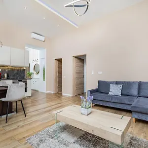 Csengery Deluxe With Balcony Apartamento