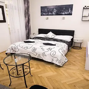 Black & White By Wenceslas Square And Muzeum , Praga Czechy